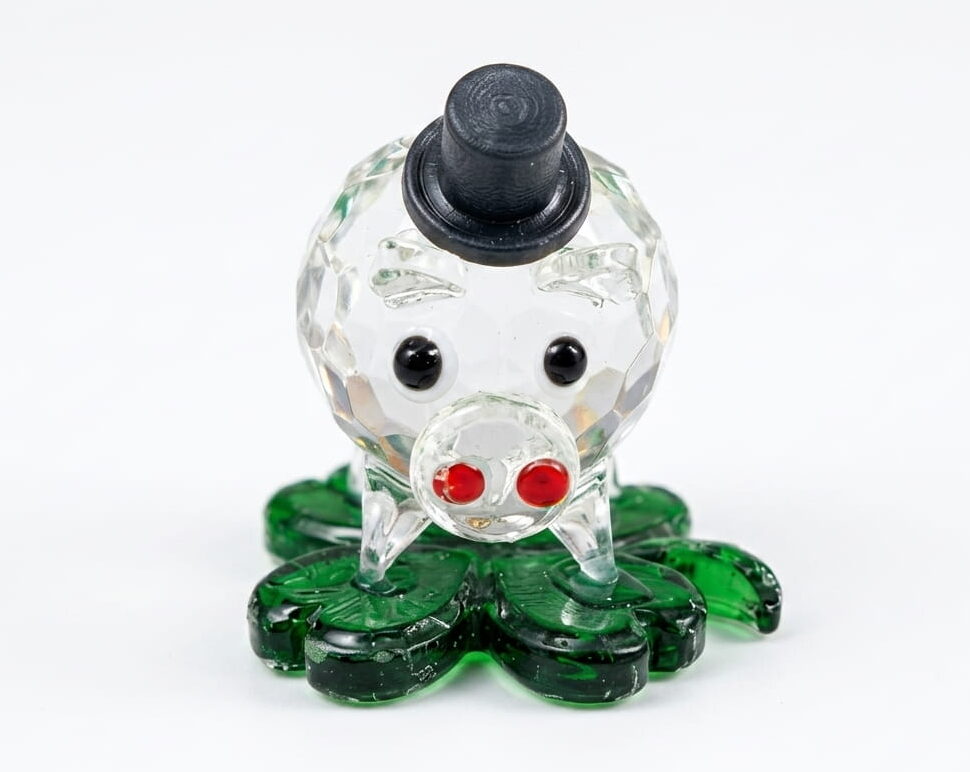 Glasschwein mit Zylinder auf Glasklee (VPE20)