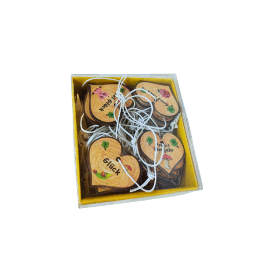 Holzherz mit Glücksbringern und Kordel (VPE 48) – Bild 2