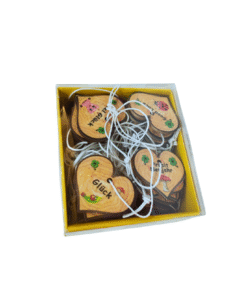 Alternative view of Holzherz mit Glücksbringern und Kordel (VPE 48)